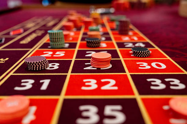 Live poker dealer managing a Texas Hold'em table at cendanaslot